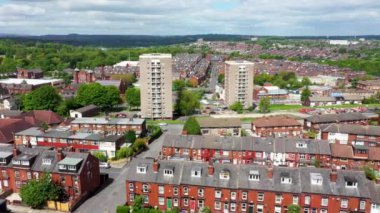 İngiltere 'nin Leeds West Yorkshire kentindeki Armley kasabasının insansız hava aracı görüntüleri güneşli bir yaz gününde şehir merkezine giden apartman bloklarını ve ana yolu gösteriyor.