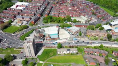 Birleşik Krallık 'ın Leeds West Yorkshire kentindeki Armley kasabasının insansız hava aracı görüntüleri tipik bir İngiliz konut ve evini ve Leeds şehir merkezine giden ana yoldaki trafiği gösteriyor..