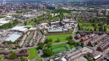 Birleşik Krallık 'ın Leeds West Yorkshire kentindeki Armley şehrinin hava aracı görüntülerinde ünlü HM Hapishanesi Leeds veya Armley Hapishanesi güneşli bir yaz gününde hapishane duvarlarını yukarıdan gösteriyor..