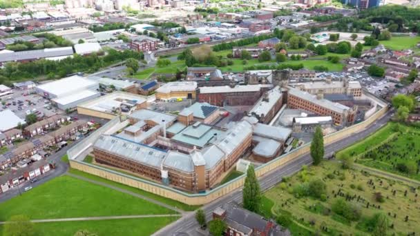 英国西约克郡利兹市Armley镇的无人驾驶飞机镜头 显示著名的Hm监狱Leeds 也就是Armley监狱 在阳光明媚的夏天 从上面可以看到监狱的墙壁 — 图库视频影像