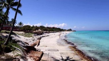 Varadero Küba 'daki güzel plajın, güneşli bir yaz gününde kumsalda güneşlenen insanların 8 bin dolarlık çekim kalitesiyle çekilmiş görüntüleri..