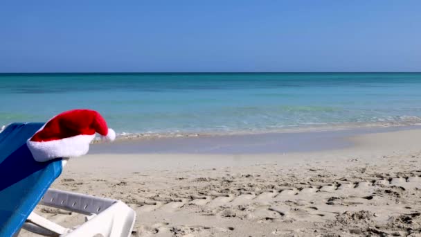 Filmaufnahme Des Wunderschönen Strandes Kuba Varadero Zeigt Einen Roten Weihnachtsmann — Stockvideo