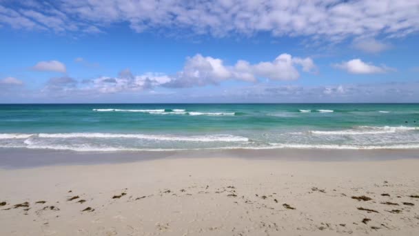 Kubai Varadero Kubai Strandjának Gyönyörű Strandja Hullámokat Tiszta Óceáni Vizeket — Stock videók