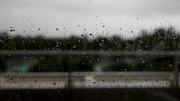 Regentropfen Die Ein Fenster Auf Einem Hotelbalkon Herunterrollen Einem Bewölkten — Stockvideo