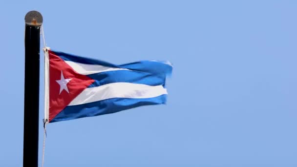 Una Bandera Cubana Ondeando Viento Ciudad Varadero Cuba Con Cielos — Vídeos de Stock