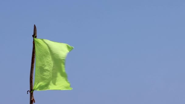 Filmación Una Bandera Verde Que Pegado Palo Soplando Viento Filmada — Vídeos de Stock