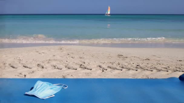 Nagranie Pięknej Plaży Kubie Varadero Pokazujące Jaskrawą Maskę Medyczną Niebieskim — Wideo stockowe