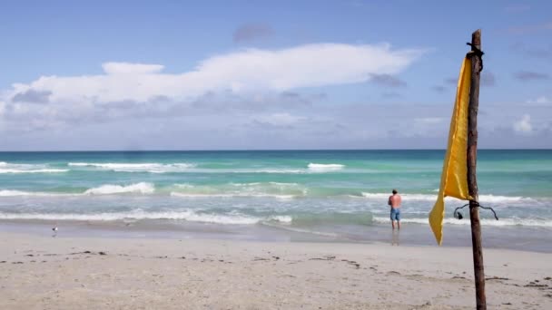Krásná Pláž Před Kubánskou Pláží Varaderu Kubě Žlutou Vlajkou Klacku — Stock video