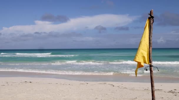 Belle Plage Devant Plage Cubaine Varadero Cuba Montrant Drapeau Jaune — Video