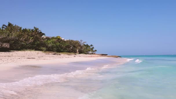 キューバのバラデロにあるキューバビーチの美しいビーチフロントは 波ときれいな海が楽園の砂浜と夏の青空に衝突し 8Kで撮影されました — ストック動画