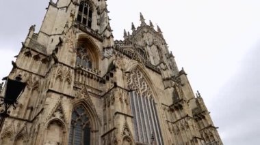 York, İngiltere, 9 Haziran 2020: York 'taki St. Peter Katedrali ve Metropolitik Kilisesi, York Minster olarak da bilinir, York Katedrali, Kuzey Yorkshire, İngiltere' de 8K 'da çekilen turistleri gösteriyor
