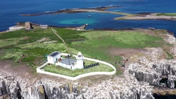 Aerial Footage Seaside Coastal Town Village Seahouses Showing Farne Lighthouse — стоковое видео