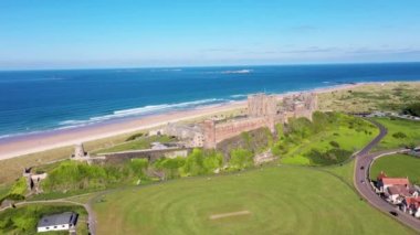 İngiltere 'nin kuzeydoğu kıyısındaki ünlü Bamburgh Şatosu' nun Northumberland 'daki Bamburgh köyünün havadan çekilmiş görüntüleri şatonun ve yazın kumlu sahillerin insansız hava aracı görüntülerini gösteriyor..