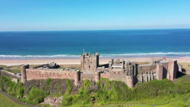 İngiltere 'nin kuzeydoğu kıyısındaki ünlü Bamburgh Şatosu' nun Northumberland 'daki Bamburgh köyünün havadan çekilmiş görüntüleri şatonun ve yazın kumlu sahillerin insansız hava aracı görüntülerini gösteriyor..