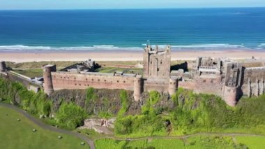 İngiltere 'nin kuzeydoğu kıyısındaki ünlü Bamburgh Şatosu' nun Northumberland 'daki Bamburgh köyünün havadan çekilmiş görüntüleri şatonun ve yazın kumlu sahillerin insansız hava aracı görüntülerini gösteriyor..
