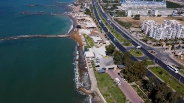 Türkiye 'nin güzel sahil beldesi Alanya, Antalya' nın insansız hava aracı görüntüleri, yaz mevsiminde sıcak bir günde Türk sahil plajı önü ve su parkını gösteriyor.