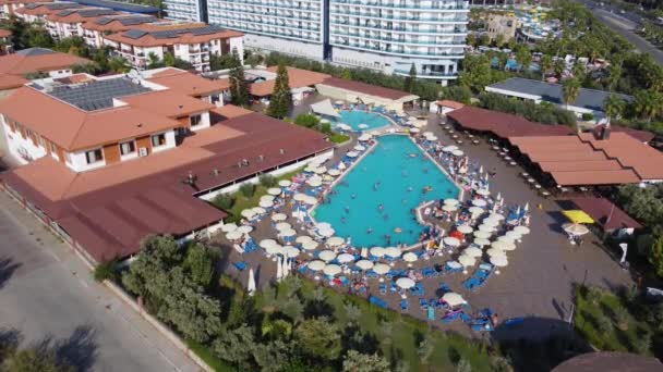 Съемки Воздуха Красивого Пляжного Курорта Анталья Турции Показывающие Бассейн Отеля — стоковое видео