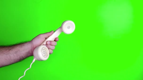 クロマキー電話の受信機を保持する男性の手の緑の画面の映像は 電話の概念を作る 8Kビデオ映像で撮影しました — ストック動画