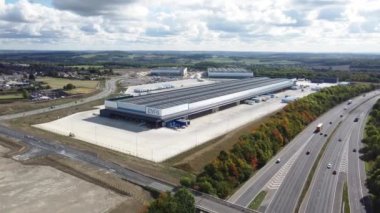 Barnsley Sheffield, 28 Eylül 2022: İngiltere 'nin Sheffield kentindeki yeni inşa edilen Evri dağıtım merkezinin hava aracı görüntüleri, yeni inşa edilen dağıtım merkezini gösteriyor..