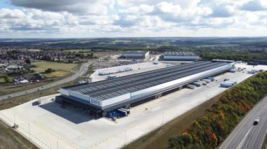 Barnsley Sheffield, 28 Eylül 2022: İngiltere 'nin Sheffield kentindeki yeni inşa edilen Evri dağıtım merkezinin hava aracı görüntüleri, yeni inşa edilen dağıtım merkezini gösteriyor..