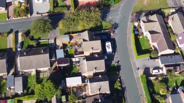 イギリスの典型的なイギリスの住宅と秋の時間に撮影された上からの道路を示すイングランド 西ヨークシャーのウェイクフィールドの英国の町の空中ドローン映像のトップダウン — ストック動画