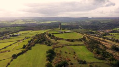 Ünlü Castle Hill 'in insansız hava aracı görüntüleri. Almondbury' de Huddersfield 'a bakan eski bir anıt. Kirklees Metropolitan Borough, Batı Yorkshire, İngiltere' de sonbahar zamanı..