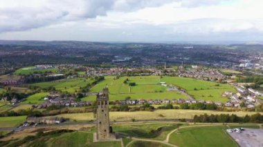 Ünlü Castle Hill 'in insansız hava aracı görüntüleri. Almondbury' de Huddersfield 'a bakan eski bir anıt. Kirklees Metropolitan Borough, Batı Yorkshire, İngiltere' de sonbahar zamanı..