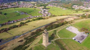 Ünlü Castle Hill 'in insansız hava aracı görüntüleri. Almondbury' de Huddersfield 'a bakan eski bir anıt. Kirklees Metropolitan Borough, Batı Yorkshire, İngiltere' de sonbahar zamanı..