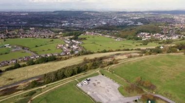 Ünlü Castle Hill 'in insansız hava aracı görüntüleri. Almondbury' de Huddersfield 'a bakan eski bir anıt. Kirklees Metropolitan Borough, Batı Yorkshire, İngiltere' de sonbahar zamanı..