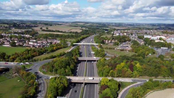 忙しいM1高速道路の空中ドローン映像3つの橋が高速道路を横断し 夏時間の明るい晴れた夏の日に英国シェフィールドのバーンズリー村で撮影されました — ストック動画