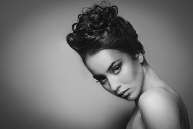 genç kız stüdyo gri bir arka plan üzerinde güzellik portresi