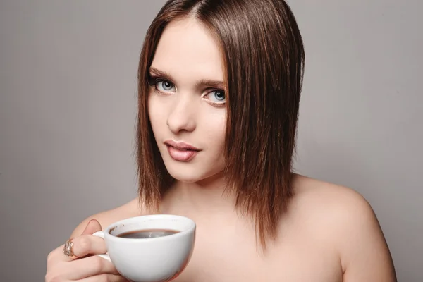 Портрет молодой девушки с чашкой кофе — стоковое фото