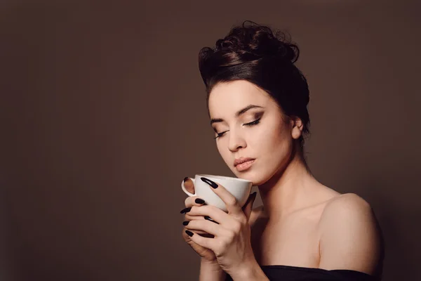 Portrét mladé dívky s šálkem kávy Stock Snímky