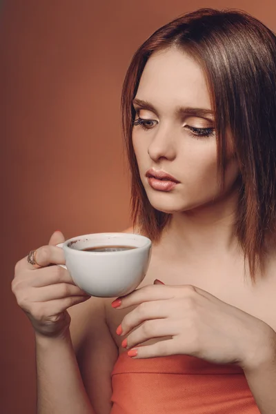 Portrét mladé dívky s šálkem kávy Stock Fotografie