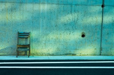 yol kenarındaki sandalye