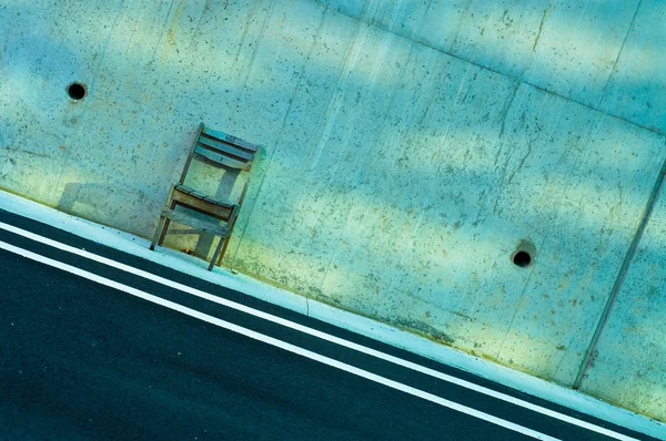 Sedia lungo la strada — Foto Stock
