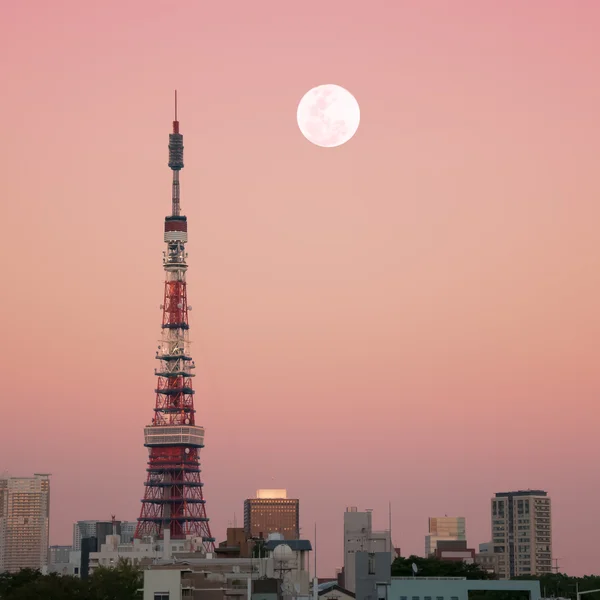 Torre de Tokio al atardecer con la luna saliendo — Foto de Stock