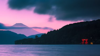 fuji Dağı ve torii kapısı
