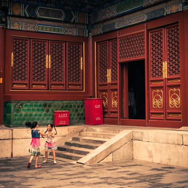 Children Playing at Temple — Stock Photo, Image