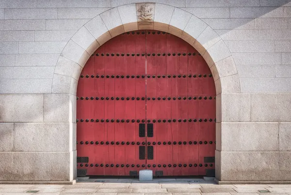 Дверь крепости — стоковое фото