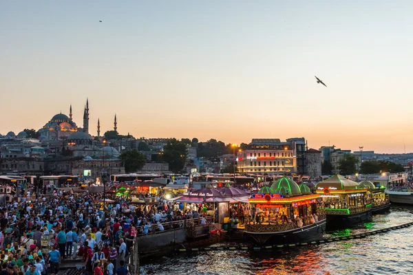 Istanbul vida noturna — Fotografia de Stock