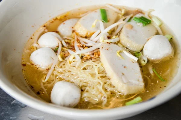 Fideos y bolas de pescado — Foto de Stock