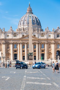 Polis ve jandarma arabaları Aziz Peter Bazilikası 'nın önünde. Vatikan St. Peter Meydanı turistlerle doluydu. Vatikan Şehri / İtalya. Eylül 2021