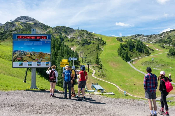 Zauchensee Austria Lipca 2021 Grupa Turystów Sprawdza Szlaki Turystyczne Alpach — Zdjęcie stockowe