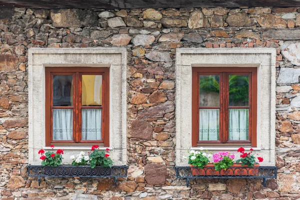 Ahşap Kahverengi Pencereler Binanın Taş Duvarının Bir Parçası Pencerede Asılı — Stok fotoğraf