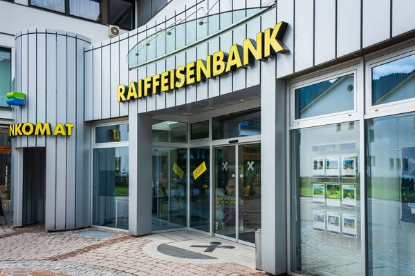 St. Johann im Pongau, Salzburg, Avusturya 07 04 2021: Bankstelle St. Johann-Wagrain-Kleinarl bankasının banka binasının girişi.