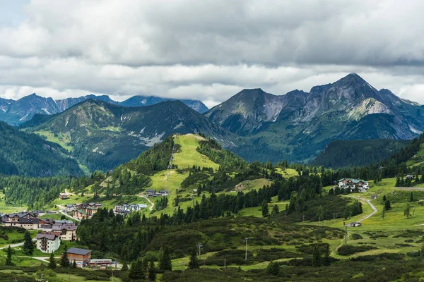 Дома Дороги Подъемники Альпийском Горнолыжном Курорте Летом Радзитер Талль Австрия — стоковое фото