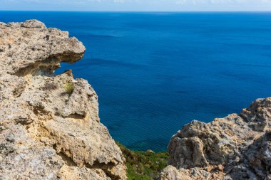 Hava durumu ve erozyon yavaşça kayaları oyar, öğütür ve cilalar ve sonra da enkazı denize döker. Ponza, dik, kayalık kıyıları ve kayalıkları olan volkanik kökenli dağlık bir adadır. Tiren Denizi.