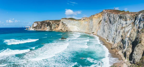 İtalya 'nın Lazio kentindeki Ponza Adası' ndaki Chiaia di Luna plajının tepesinden panoramik manzara. Kumsal, çok sayıda insanın ölümüne yol açan kayalar nedeniyle turistlere kapalı. Sudan ya da etrafındaki kayalıklardan hayran olunabilir..