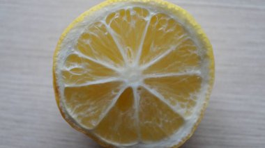 Masa yüzeyinde sarı heceleme limonu var.